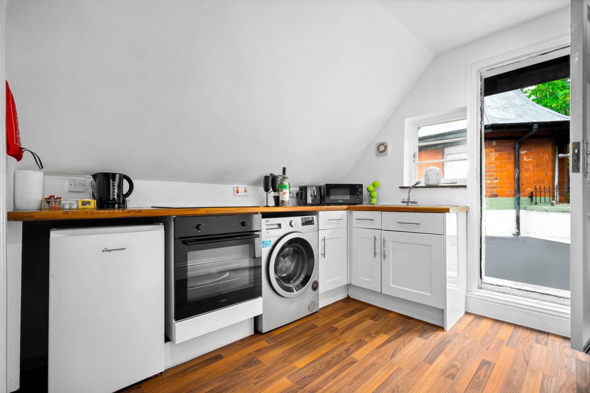 Stylish Apartment - Parking - Outdoor Terrace - Wolverhampton - Netlix - Wifi - 9Bpc 外观 照片