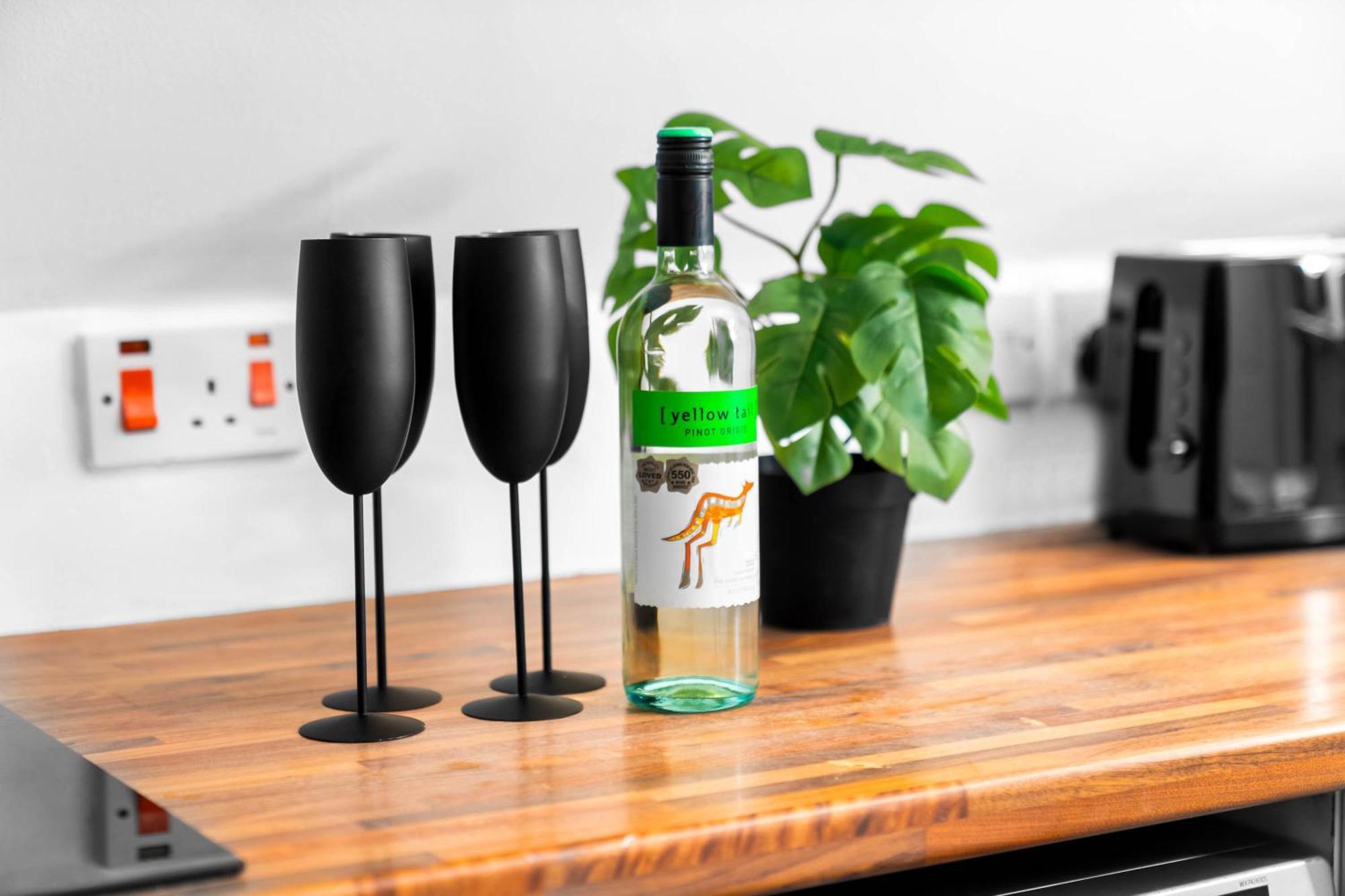 Stylish Apartment - Parking - Outdoor Terrace - Wolverhampton - Netlix - Wifi - 9Bpc 外观 照片