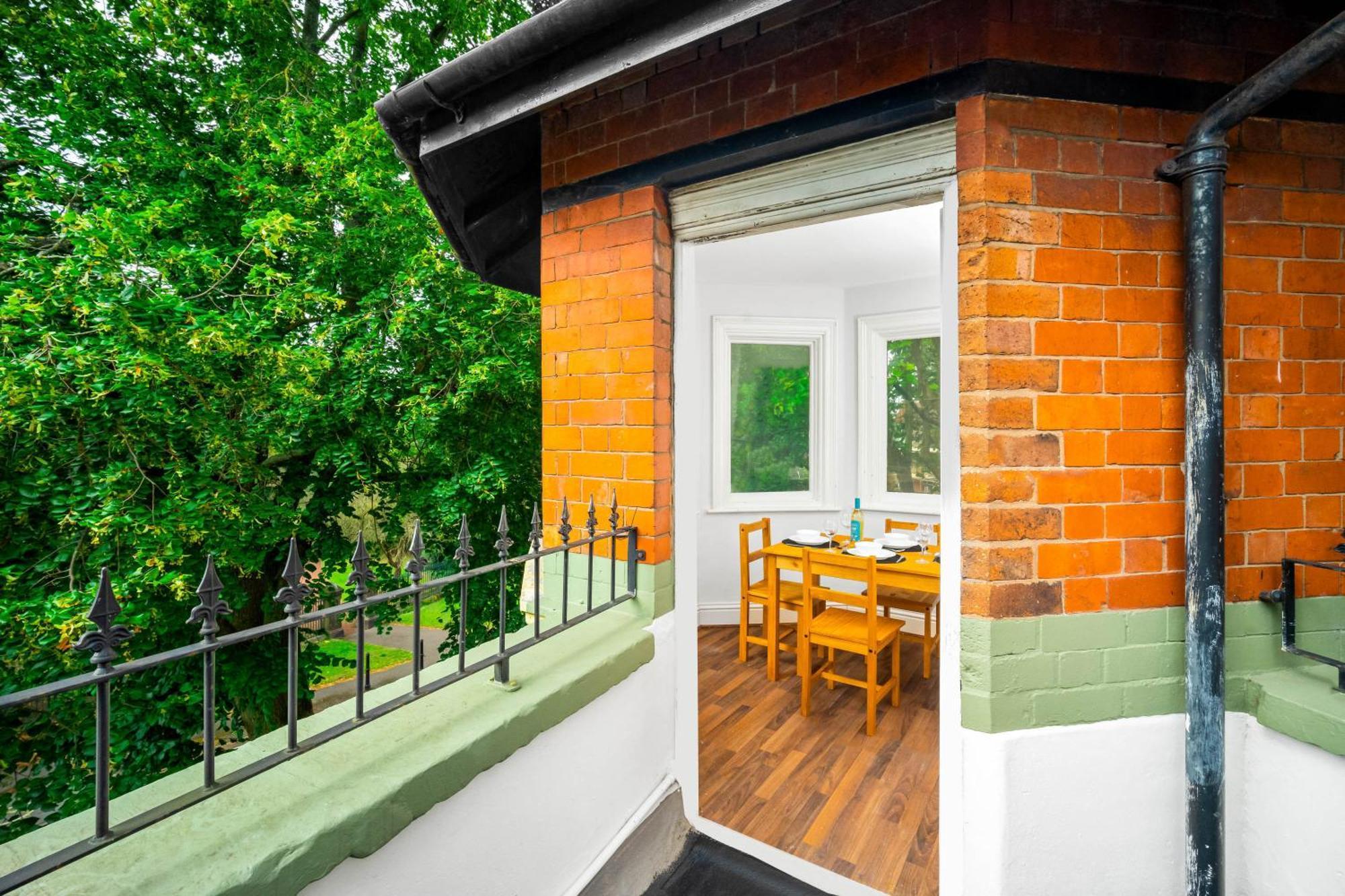 Stylish Apartment - Parking - Outdoor Terrace - Wolverhampton - Netlix - Wifi - 9Bpc 外观 照片
